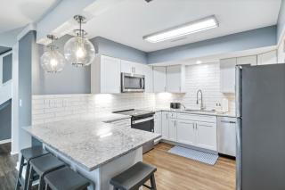 Our Cove Retreat - Perfect for Wave-Free Swimming, Tanning & Prime Location Fun! - 5