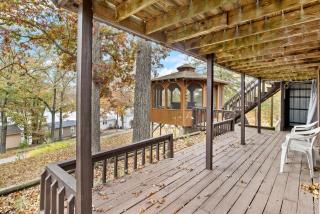 Stunning Lake View On A Nice & Quiet Relaxing Home - 9