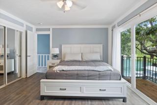 Our Cove Retreat - Perfect for Wave-Free Swimming, Tanning & Prime Location Fun! - 1