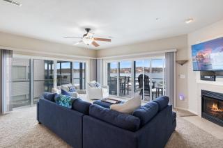 Serene Lake View and Easy Access to Local Delights - 2