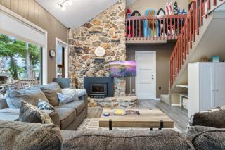 Lakefront Retreat w/ Private Dock, Kayaks, Swim Mat & Lake Views - 8