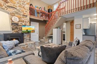 Lakefront Retreat w/ Private Dock, Kayaks, Swim Mat & Lake Views - 7