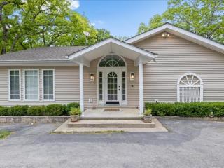 NEW! Lakefront Home -Amazing Dock -22mm -Sleeps 18 - 9