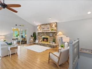 NEW! Lakefront Home -Amazing Dock -22mm -Sleeps 18 - 3