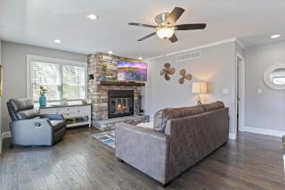 Spacious Home & Lake Access, Lake Views Throughout - 7