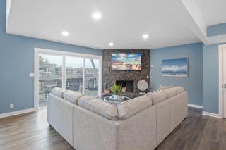 Our Cove Retreat - Perfect for Wave-Free Swimming, Tanning & Prime Location Fun! - 4