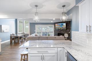 Our Cove Retreat - Perfect for Wave-Free Swimming, Tanning & Prime Location Fun! - 1