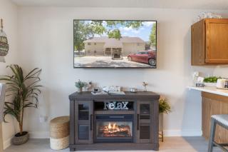 Lakefront Couple Retreat near Hot Spots and Dining - 3