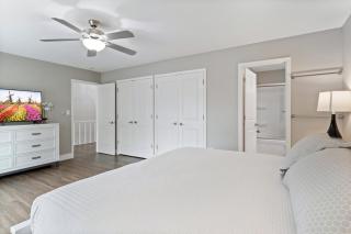 Our Cove Retreat - Perfect for Wave-Free Swimming, Tanning & Prime Location Fun! - 6