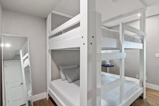 Our Cove Retreat - Perfect for Wave-Free Swimming, Tanning & Prime Location Fun! - 3