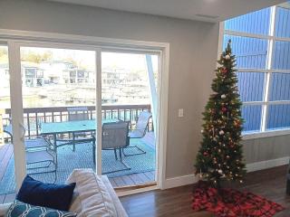 Our Cove Retreat - Perfect for Wave-Free Swimming, Tanning & Prime Location Fun! - 6