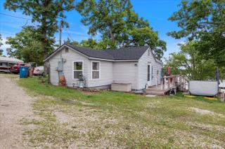 Lakefront Fishing Retreat w/ Dock, Hot Tub & Deck Views - 8