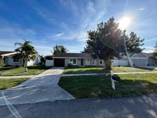 Master Bedroom w Pvt Bath in shared home - 9