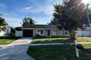 Master Bedroom w Pvt Bath in shared home - 7