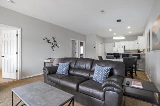 Steps to Water, Serene View, Updated Condo Family Fun w/ 3 Pools in Camdenton - 2