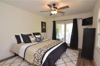 Newly Updated in a Private Cove, with Firepit, Flat Lawn, Dock, Boat Slip & Kayaks in Osage Beach - 7