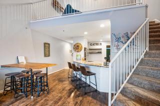 Penthouse Living In The Heart of the State Park - 4