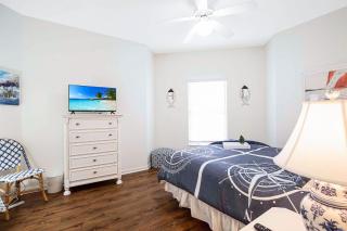 Upscale Condo, Amazing Views, Pools and Pickleball - 3