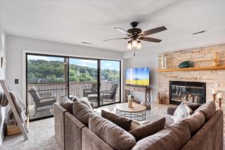 Lakefront Condo w/ Screened Patio, 3 Pools, Boat Slip in Osage Beach - 2