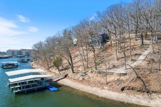 Spacious Home & Lake Access, Lake Views Throughout - 0