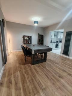4 Bedroom House By Comfy Nest Contractors Accommodation Wolverhampton With Parking - 4