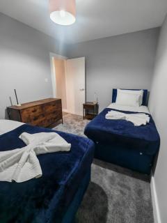 4 Bedroom House By Comfy Nest Contractors Accommodation Wolverhampton With Parking - 7