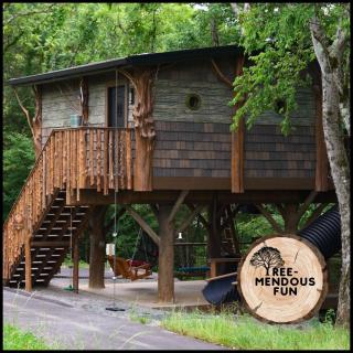 "Tree-Mendous Fun" Family Treehouse with 20ft Slide Near Dollywood & Pigeon Forge - 2