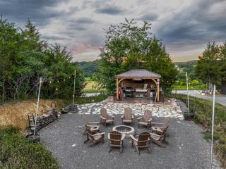 "Tree-Mendous Fun" Family Treehouse with 20ft Slide Near Dollywood & Pigeon Forge - 1