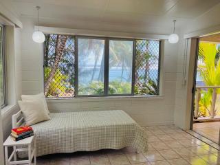 Maree's Beachfront House - Free Internet - 9