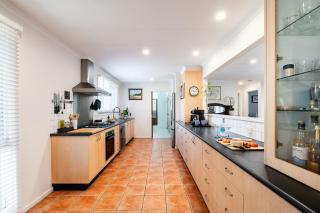 Large Family Home Yard Ping Pong and Pool Table - Ocean Grove - 7