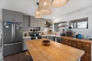 Waterfront Pickleball Court Wurstfest Stay - 8