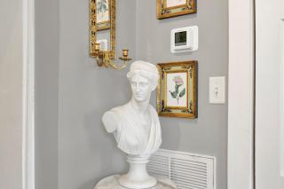 Hideaway on Jones - 2