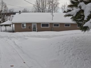 3 Bedroom Lakefront Cottage, OFSC & Trails Nearby - 1