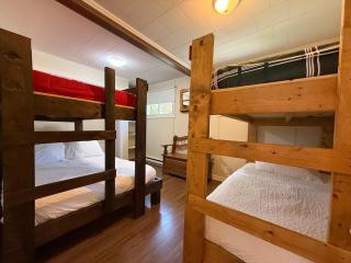 3 Bedroom Lakefront Cottage, OFSC & Trails Nearby - 1