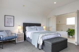 Modern apartment with stunning views near lake - 7