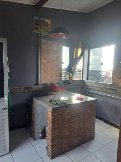 casa com um quarto, um banheiro e cozinha cop30 - 0