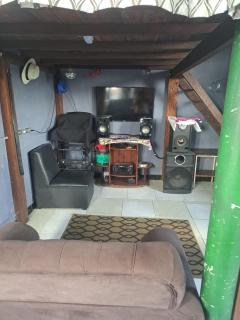 casa com um quarto, um banheiro e cozinha cop30 - 4