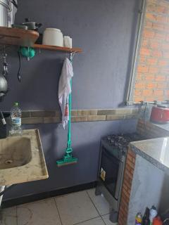 casa com um quarto, um banheiro e cozinha cop30 - 3