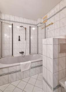 DAS BURGENNEST, Bademantelgang zur Therme Lutzmannsburg, Garten, Parkplatz - 2