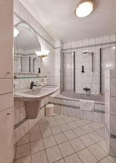 DAS BURGENNEST, Bademantelgang zur Therme Lutzmannsburg, Garten, Parkplatz - 3