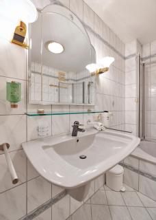 DAS BURGENNEST, Bademantelgang zur Therme Lutzmannsburg, Garten, Parkplatz - 4