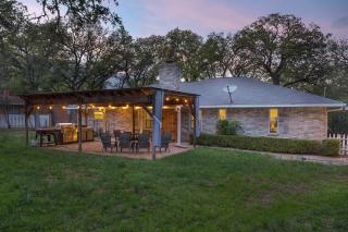 Close to Main Hot Tub Gameroom Pet & Family Friendly - Fredericksburg - 4