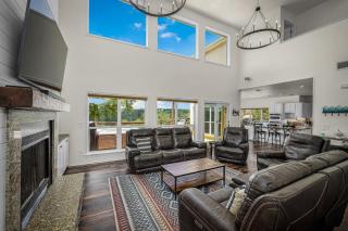 Family Pool Cozy Fireplace Hot Tub & Stunning Views - 3