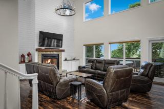 Family Pool Cozy Fireplace Hot Tub & Stunning Views - 4