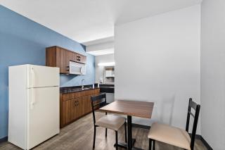 HomeTowne Studios by Red Roof San Antonio E - Frost Bank Center - 9