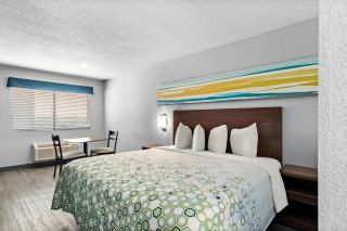 HomeTowne Studios by Red Roof San Antonio E - Frost Bank Center - 8