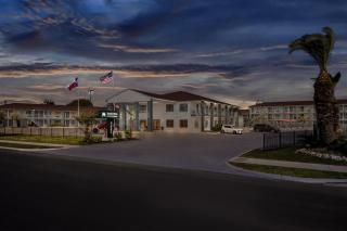 HomeTowne Studios by Red Roof San Antonio E - Frost Bank Center - 7