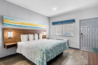 HomeTowne Studios by Red Roof San Antonio E - Frost Bank Center - 6