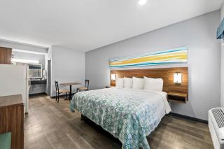 HomeTowne Studios by Red Roof San Antonio E - Frost Bank Center - 4