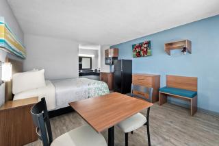 HomeTowne Studios by Red Roof San Antonio E - Frost Bank Center - 3